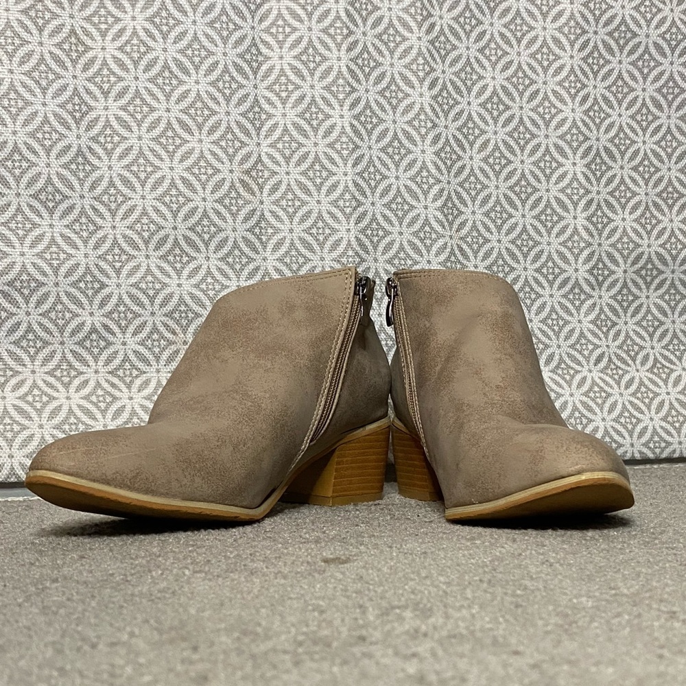 Tan heels size 8